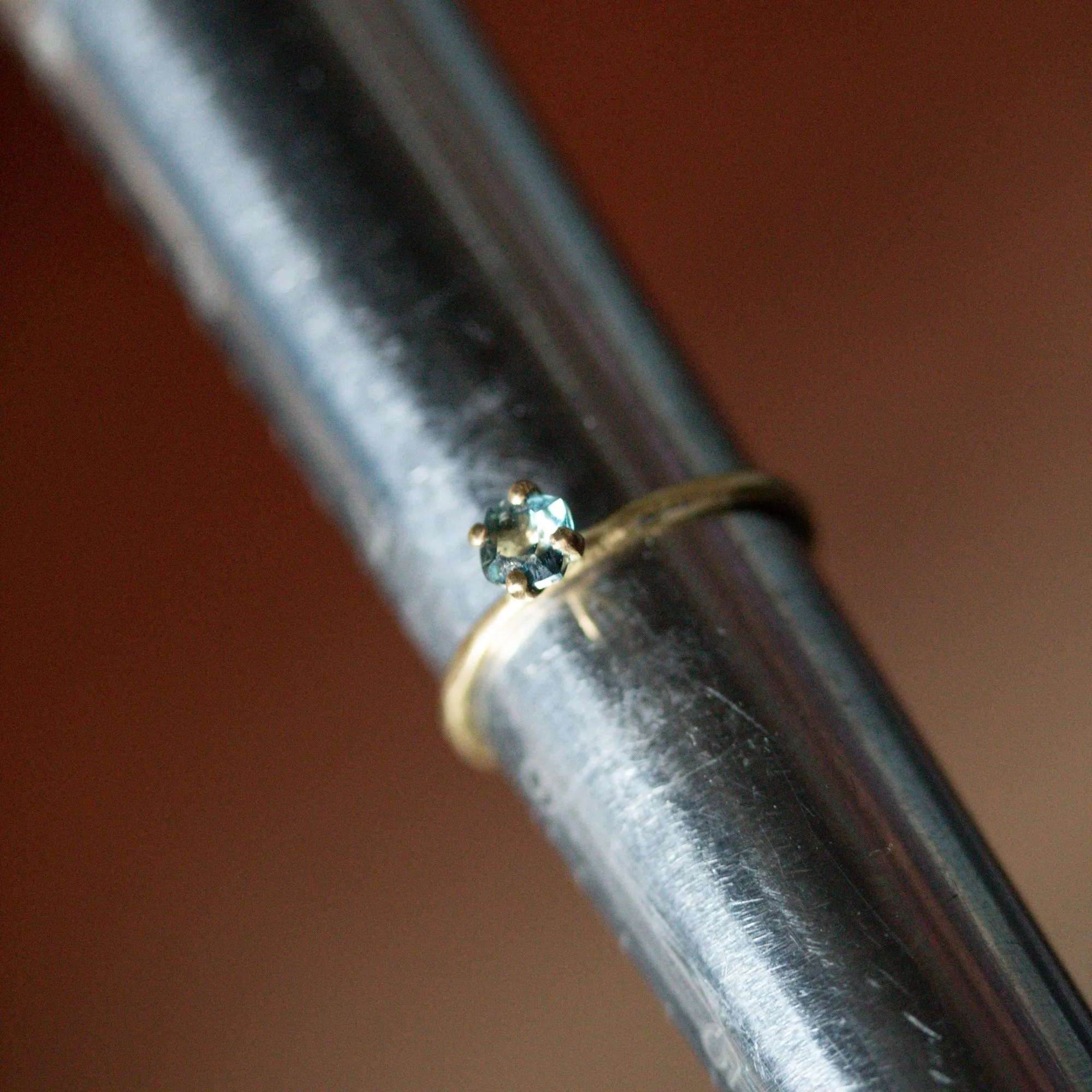 .39 CT MONTANA SAPPHIRE ENGAGEMENT RING, STELLO SETTING, 18K YELLOW GOLD