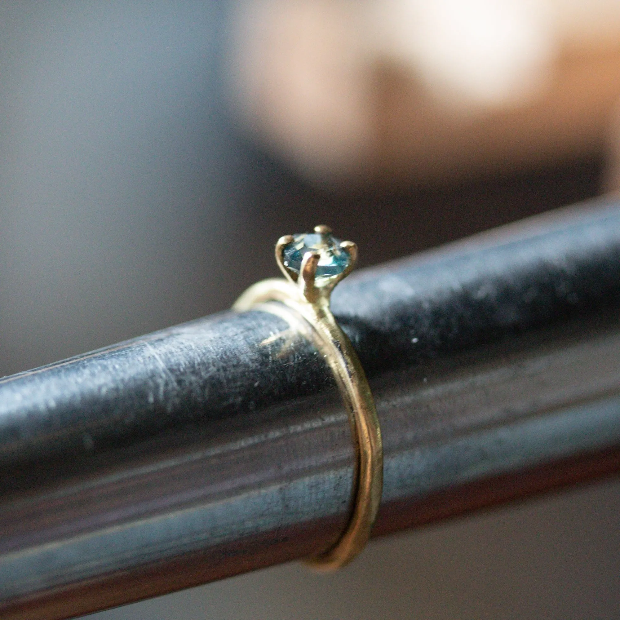 .39 CT MONTANA SAPPHIRE ENGAGEMENT RING, STELLO SETTING, 18K YELLOW GOLD