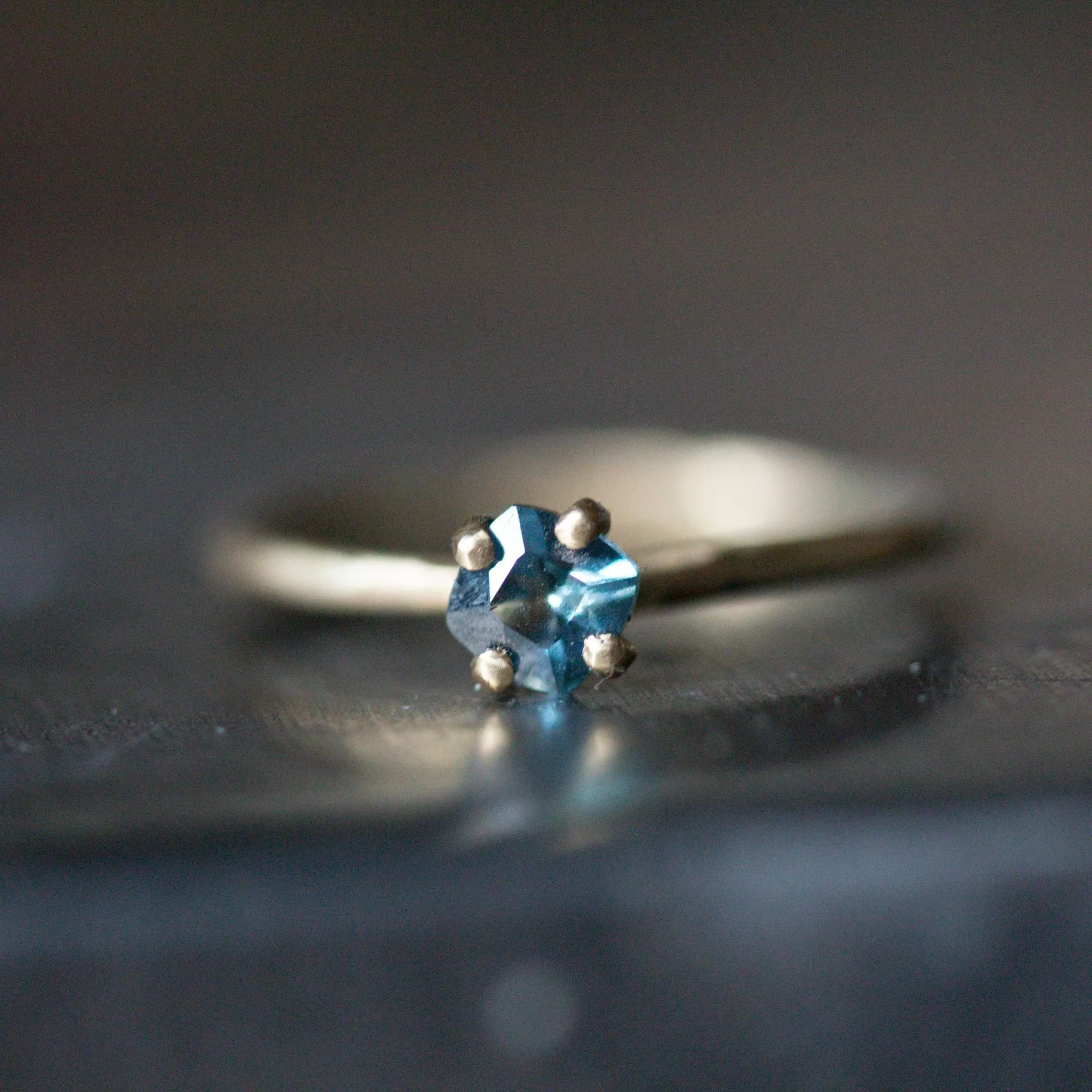 .39 CT MONTANA SAPPHIRE ENGAGEMENT RING, STELLO SETTING, 18K YELLOW GOLD