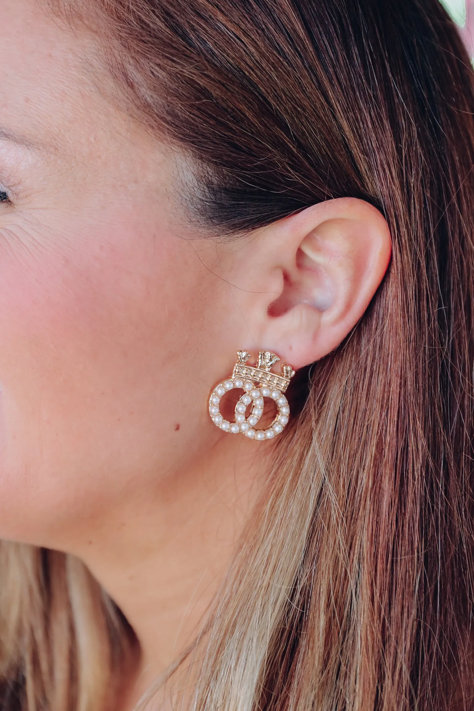 Crown OO Pearl Stud Earrings - Cream