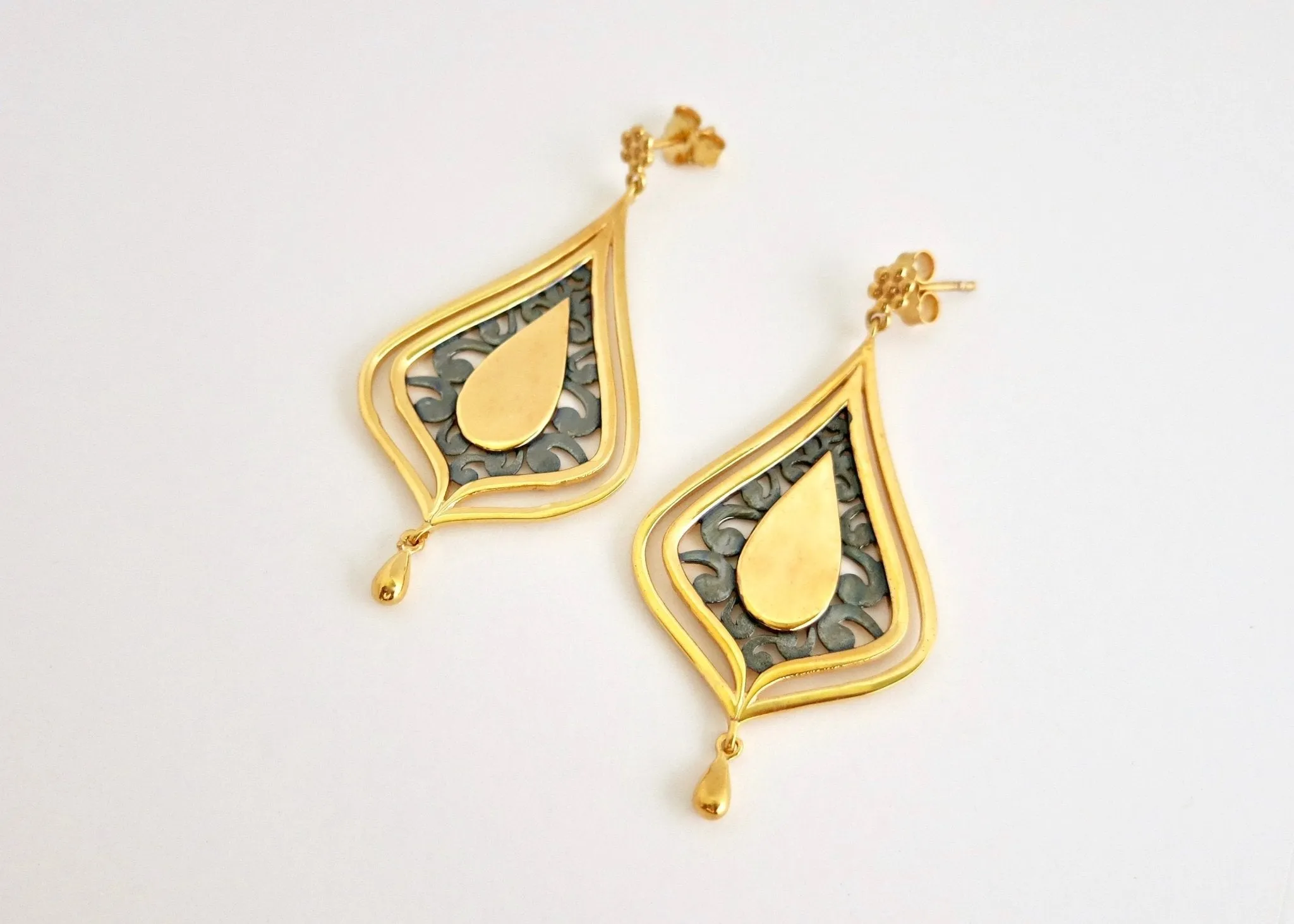 Gorgeous, gold plated, two-tone 'Chandni' drop earrings