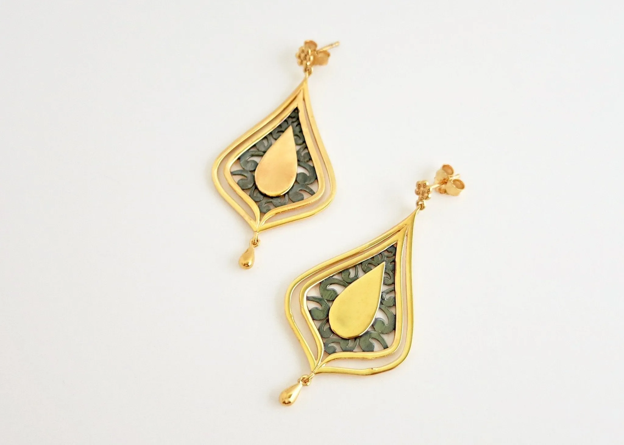 Gorgeous, gold plated, two-tone 'Chandni' drop earrings