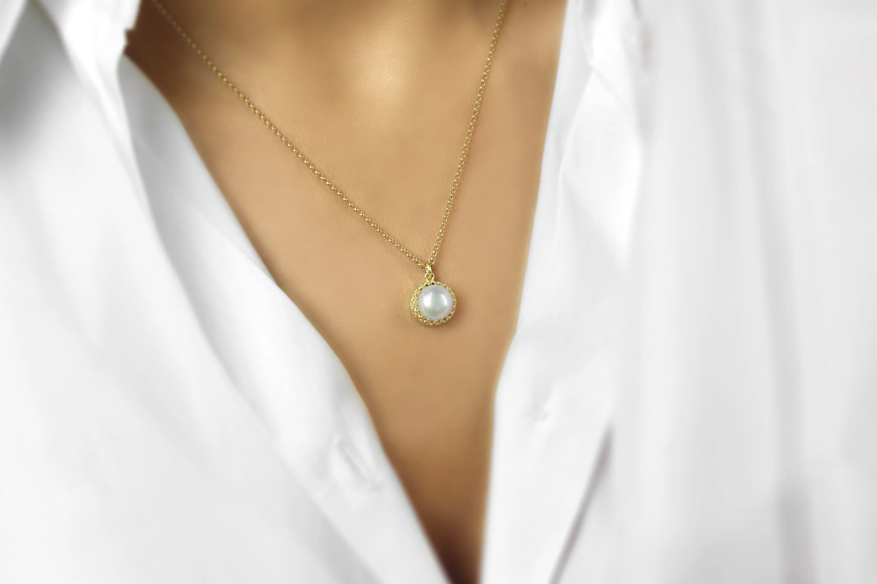 Stunning Gold White Pearl Necklace