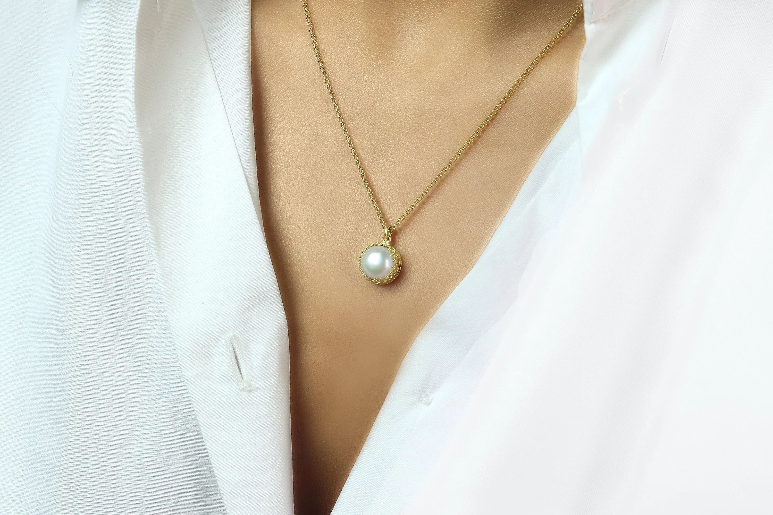 Stunning Gold White Pearl Necklace